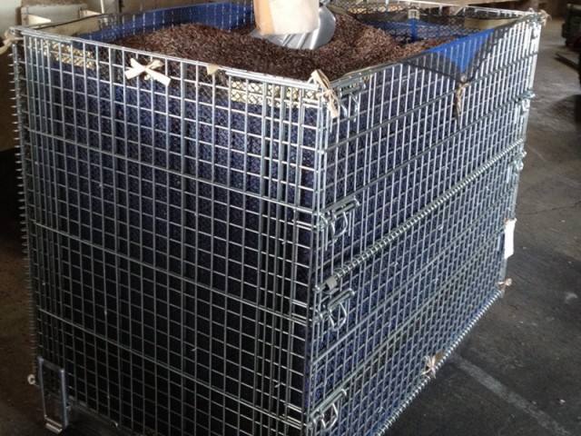 鉄コンテナにて小豆を集荷調整風景。専用内袋を使用。| メッシュコンテナ