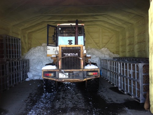 馬鈴薯を収容した鉄コンテナが貯蔵されている倉庫に雪を投入し雪室貯蔵 | スチールコンテナ